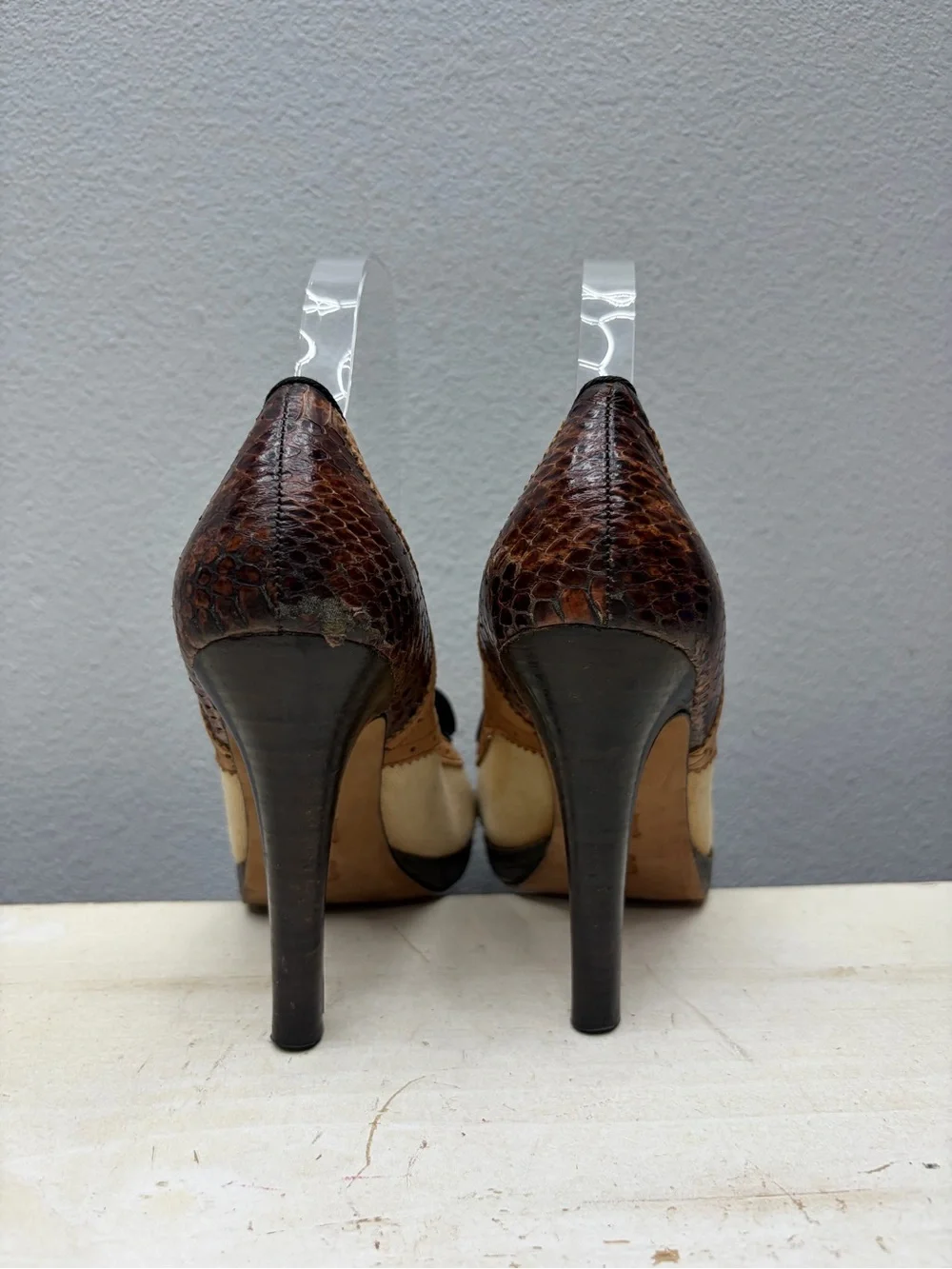 L.A.M.B. Brown Leather Round Toe Bow Pumps Size 6